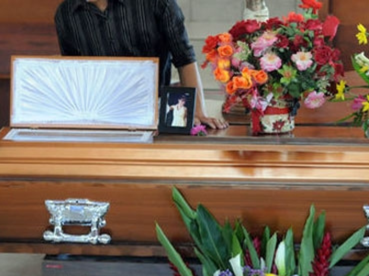 Entre los costos que se deben afrontar se incluyen los gastos propios del entierro y gastos administrativos como las tasas reguladas por ordenanza municipal.