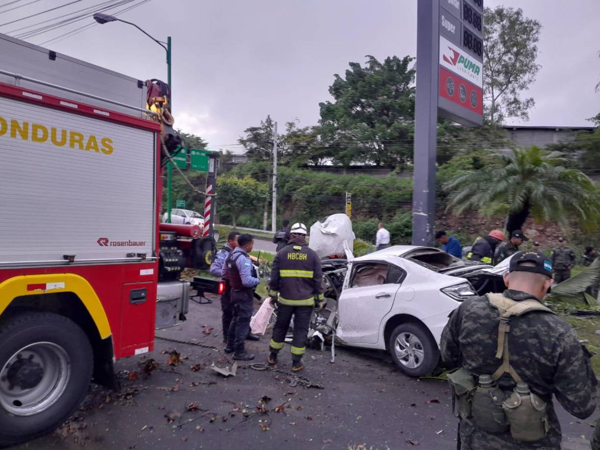 El carro tipo turismo blanco impactó en un poste de tendido eléctrico.