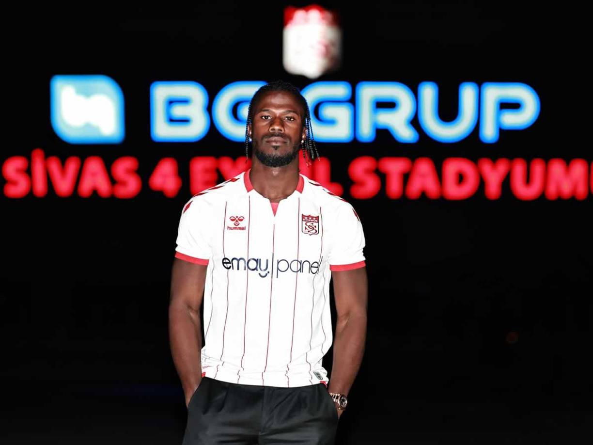 “A mí me dicen desde Europa que el pedido de dinero que le habría hecho el jugador senegalés a la Justicia italiana en contra de Wanda y Mauro tiene por lo menos seis ceros”, continúa diciendo.