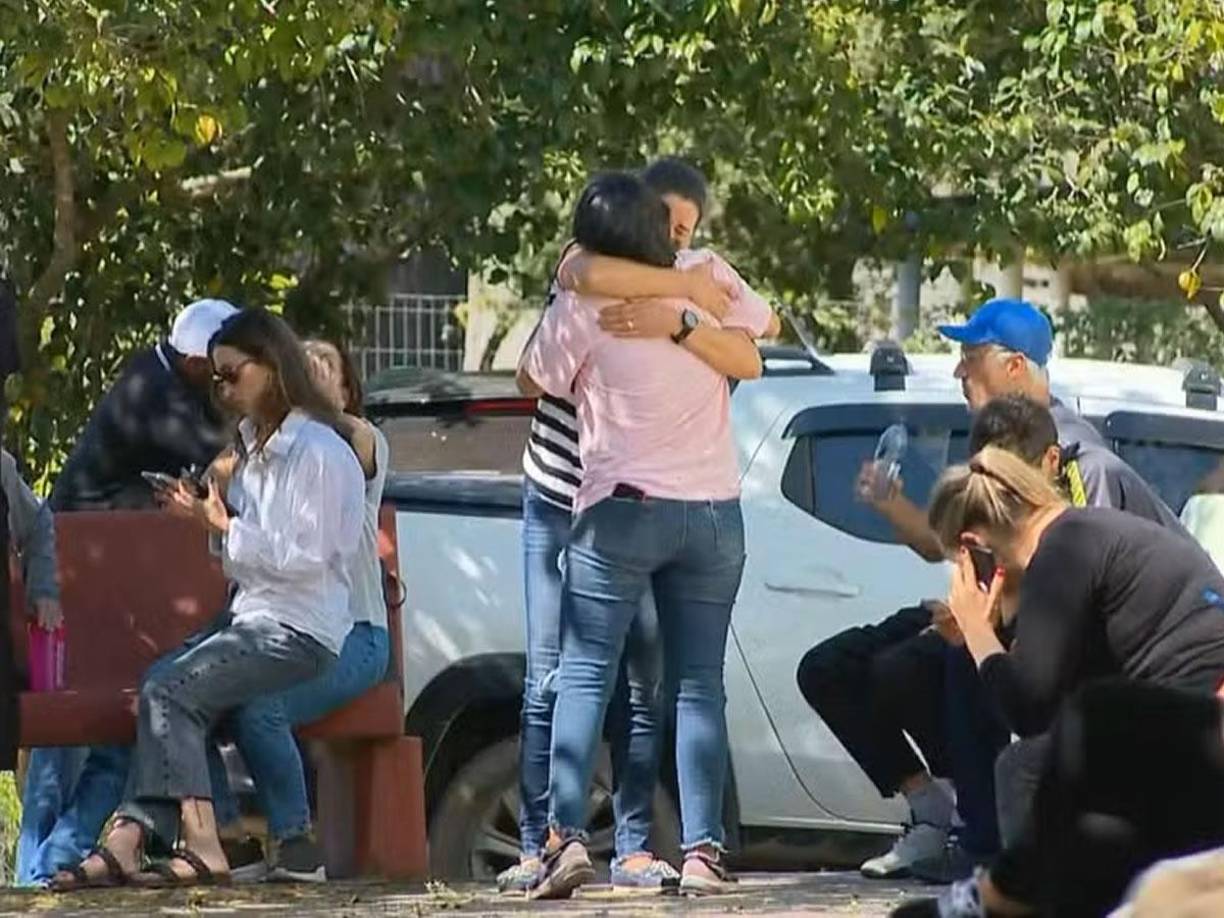 Familiares y amigos se reúnen en la casa club de Pelotas luego del grave accidente en el que murieron ocho integrantes del equipo.