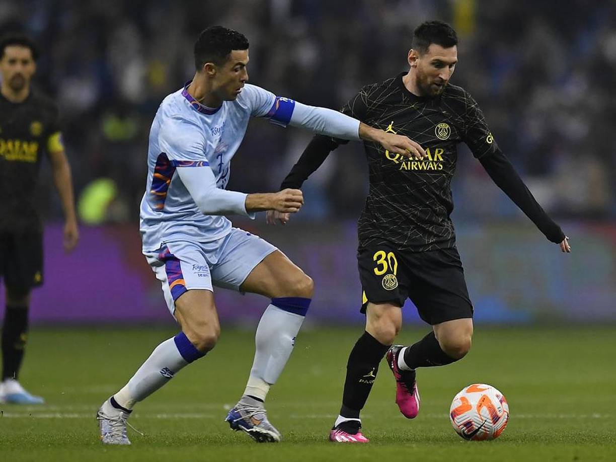 Cristiano Ronaldo le robó el balón a Messi en esta acción del partido.