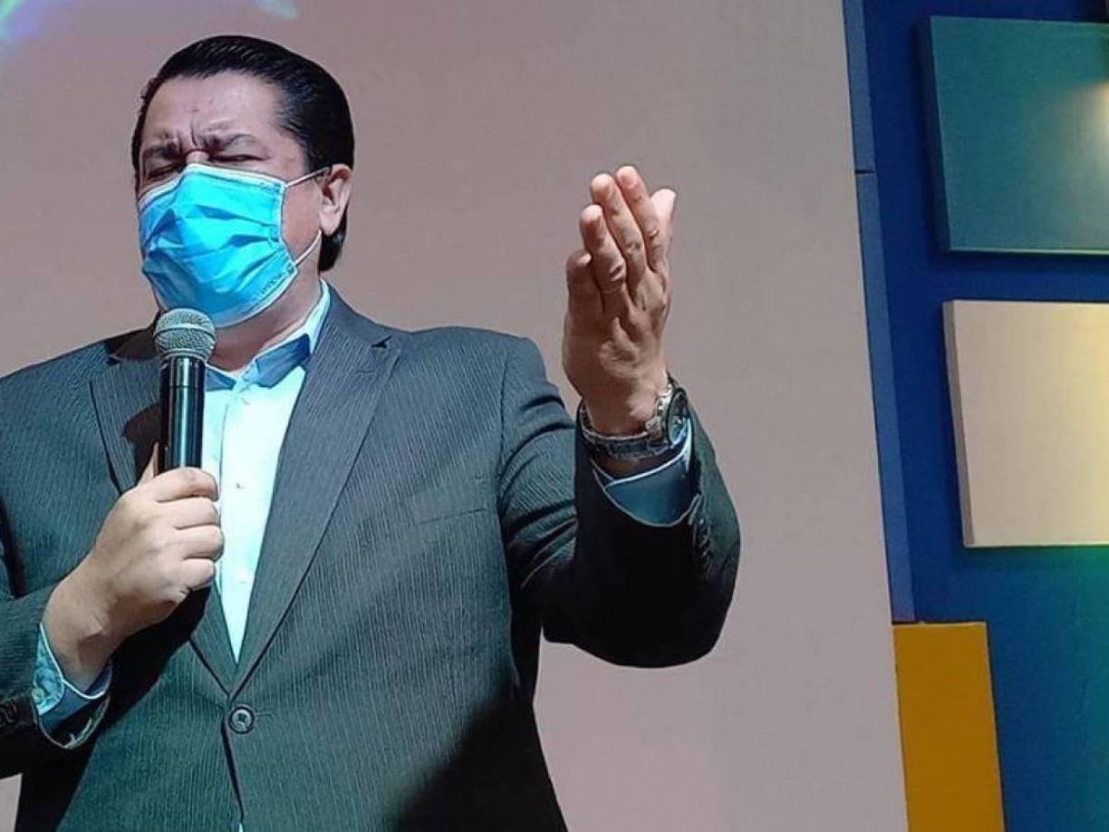 Respecto a la profecía dijo: “Desde 2007, el profeta Kim Clement profetizó de parte de Dios cuando nadie ni siquiera pensaba que Donald Trump sería un candidato a la presidencia de EEUU. http://youtu.be/v29fi8Cz1QI?si... la profecía hablaba de dos períodos, y así se cumplió”. 