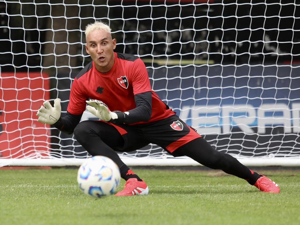 El portero tico habló sobre su posible debut en los próximos días. “Tengo que ir conociendo la idea del cuerpo técnico y a los compañeros, yo me siento bien, ya hice mi primer entrenamiento, hay que esperar, el técnico toma las decisiones, yo tengo que ganarme el puesto y, cuando llegue, tomarlo con la mayor seriedad posible”.