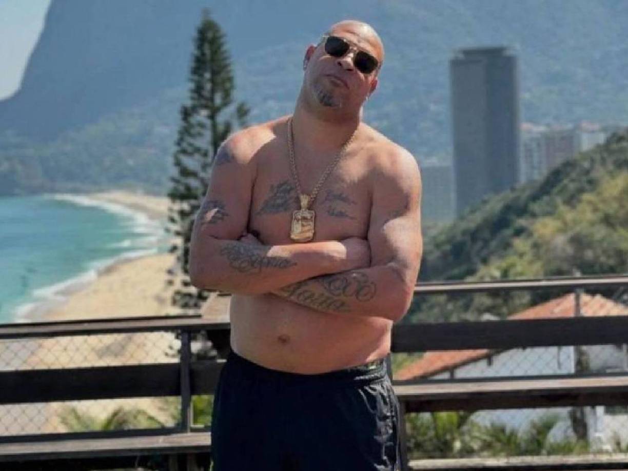 Adriano no deja sus raíces y a pesar que económicamente no está mal, siempre visita las favelas y a sus amistades.