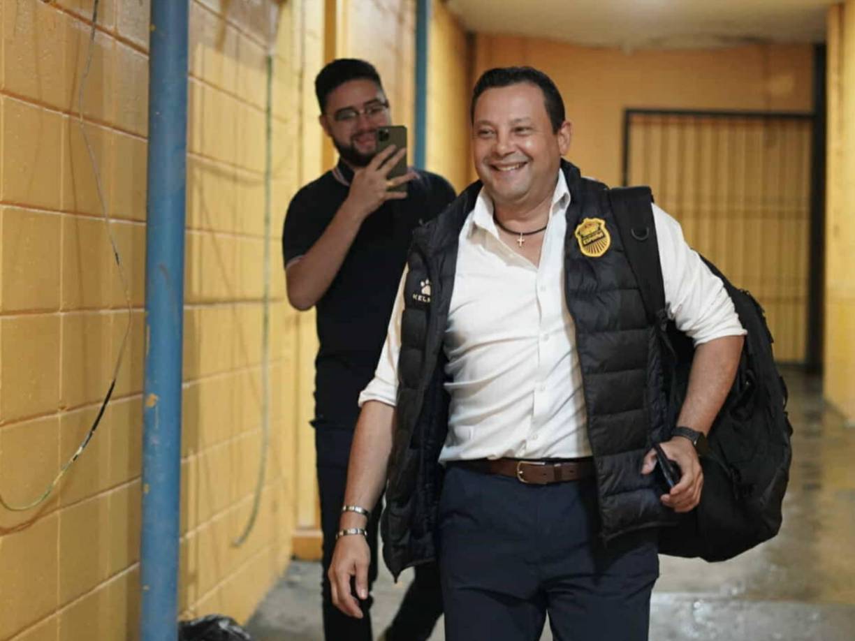 ¿Cábala? Jeaustin Campos, DT del Real España, decidió llegar solo al estadio Morazán.