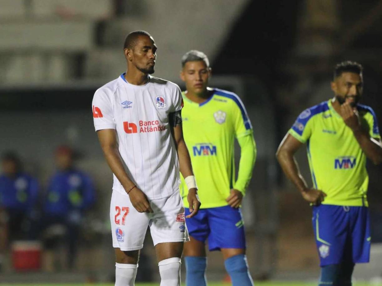 Jerry Bengtson ingresó y al minuto tuvo la oportunidad de anotar ya que había penal a favor del Olimpia. 