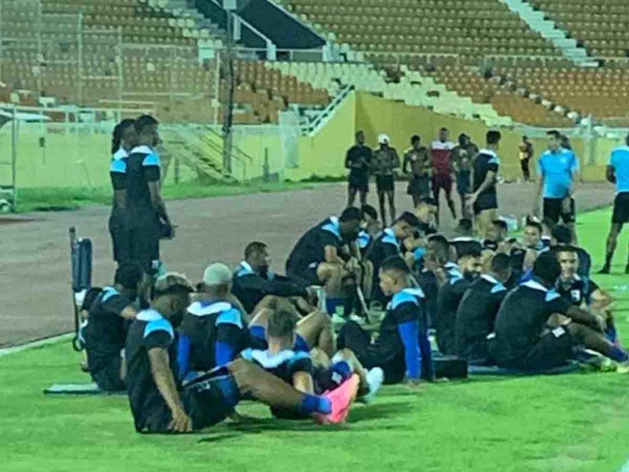Resulta que la H no pudo iniciar de lleno sus entrenamientos en el Félix Sánchez, ya que había un nutrido grupo de personas haciendo atletismo en la pista de tartán.