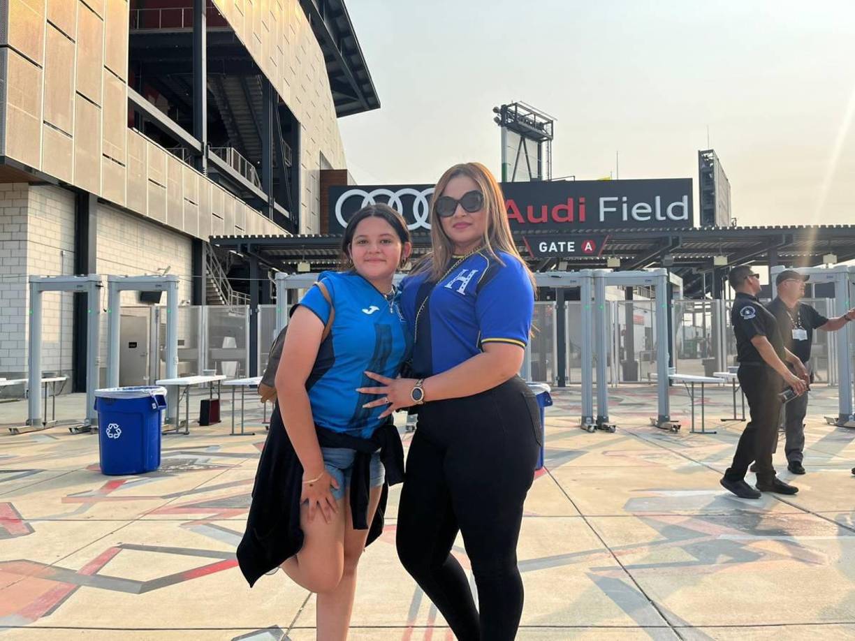 Una dama y su hija bien identificadas con la selección de Honduras.