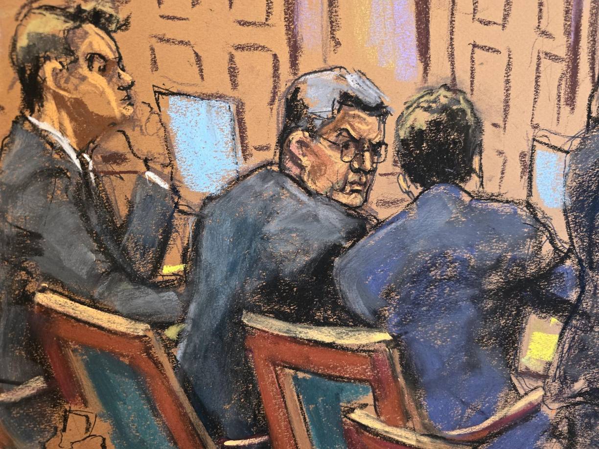 Decenas de periodistas dieron cobertura al juicio y uno de ellos, Álex Cáceres, describió cómo instantes antes de que el acusado entrara a la sala de audiencia, todo mundo guardaba silencio y se oían sonidos de cadenas.