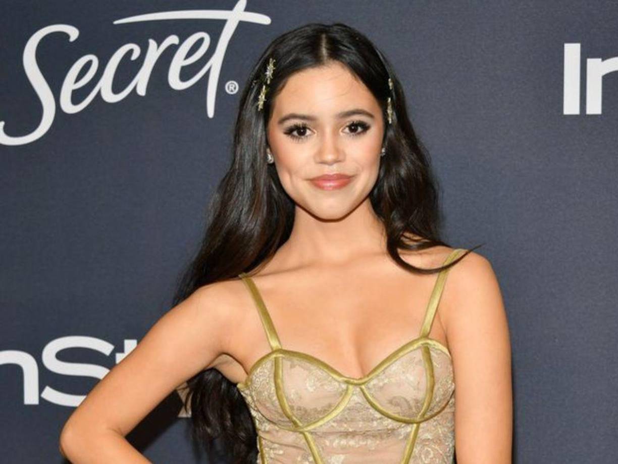 Jenna Ortega: La protagonista de Wednesday ha destacado como actriz desde su infancia, al participar en series como Stuck in the Middle, Jane the Virgin, You y la nueva versión de la película de Scream. Al tener una ascendencia latina, así luce Jenna Ortega fuera de personaje.