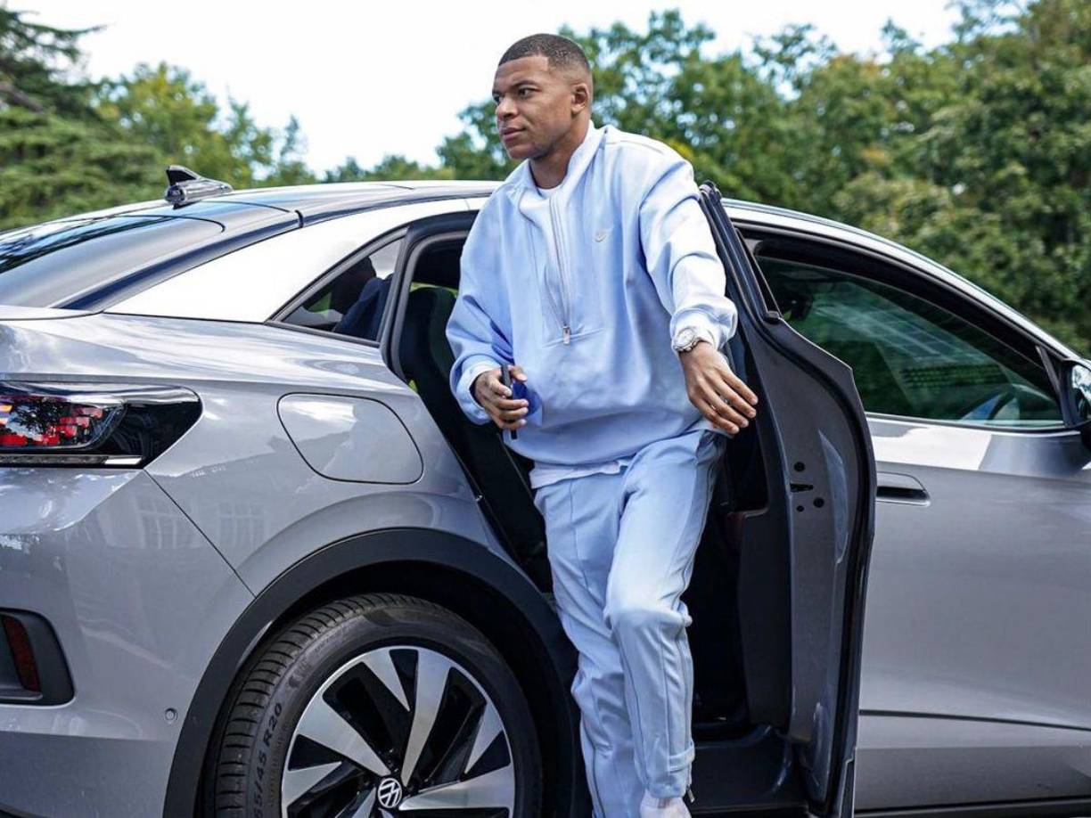 Kylan Mbappé es amante de los autos pero no los puede manejar porque no tiene licencia para conducir por eso siempre anda con chofer.