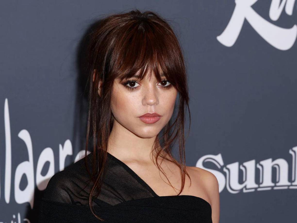 Jenna Ortega: De ascendencia mexicana y puertorriqueña, la actriz Jenna Ortega podría convertirse en la persona más joven en ganar un Globo de Oro a la mejor interpretación de una actriz en una serie de televisión musical o de comedia. Ortega, de 20 años, obtuvo su primera nominación por su cautivadora actuación como Wednesday Addams en la serie de Netflix ‘Wednesday’.