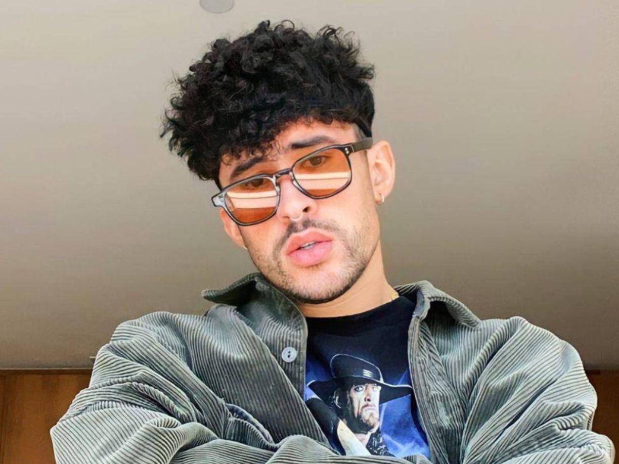 Ante ello, el artista respondió unos días después con un mensaje en Twitter: “La persona que se acerque a mí, ya sea para saludarme, decirme algo o simplemente conocerme, siempre recibirá mi atención y respeto”. Sin embargo, agregó de manera enfática: “Los que vengan a ponerme un cabrón teléfono en la cara lo consideraré como lo que es, una falta de respeto y así mismo lo trataré yo”.