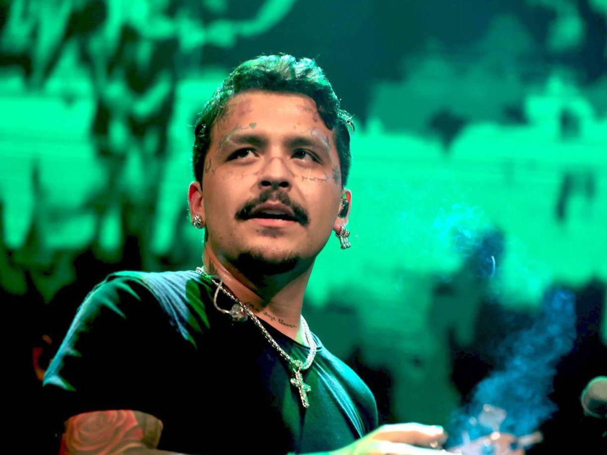 La salud del cantante Christian Nodal ha generado numerosas especulaciones en las últimas semanas. Todo comenzó cuando el intérprete de música regional mexicana canceló un concierto tras ser hospitalizado de emergencia, lo que preocupó a sus seguidores y a la prensa.