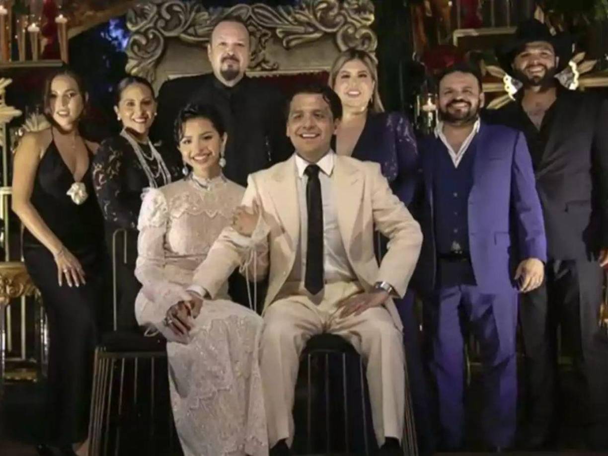 “Mágicamente, esa acta no está en el sistema, pero si consultas una anterior y una posterior, esas sí aparecen y casualmente corresponden a la fecha del matrimonio. Ningún ciudadano normal podría pedir semejante favor (de que oculten su acta) y mucho menos es correcto que las actas no se encuentren en sistema”, señaló el creador de contenido.