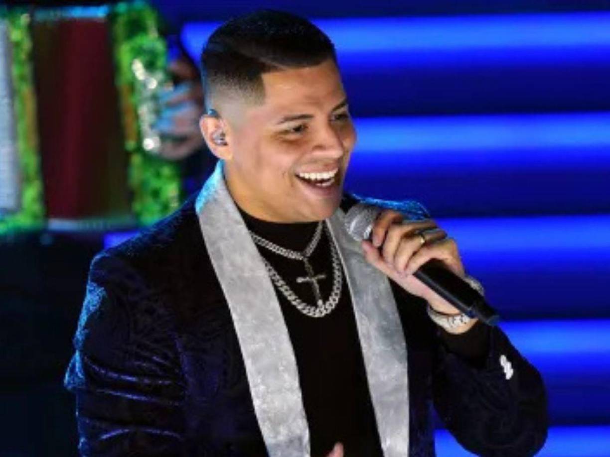 La alopecia areata ocurre cuando el sistema inmunológico ataca por error los folículos pilosos (las estructuras de la piel donde crece el cabello). 