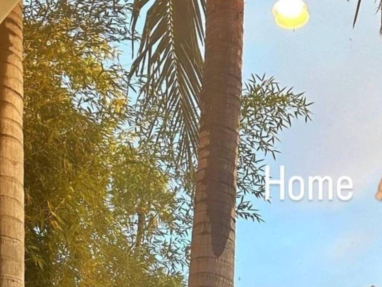 De acuerdo con los datos del vendedor, la propiedad ocupaba un área que supera los 5 mil pies cuadrados y contaba con cinco habitaciones, una amplia sala de estar, una sala de cine y una suite de invitados. Así como spa, sala multimedia, oficina y suite con vestidores.