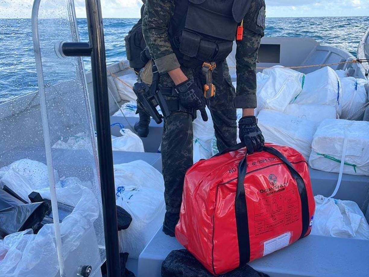 Cuatro colombianos y dos hondureños fueron capturados el domingo cuando se transportaban en una lancha rápida en el Caribe de Honduras con un cargamento de cocaína.
