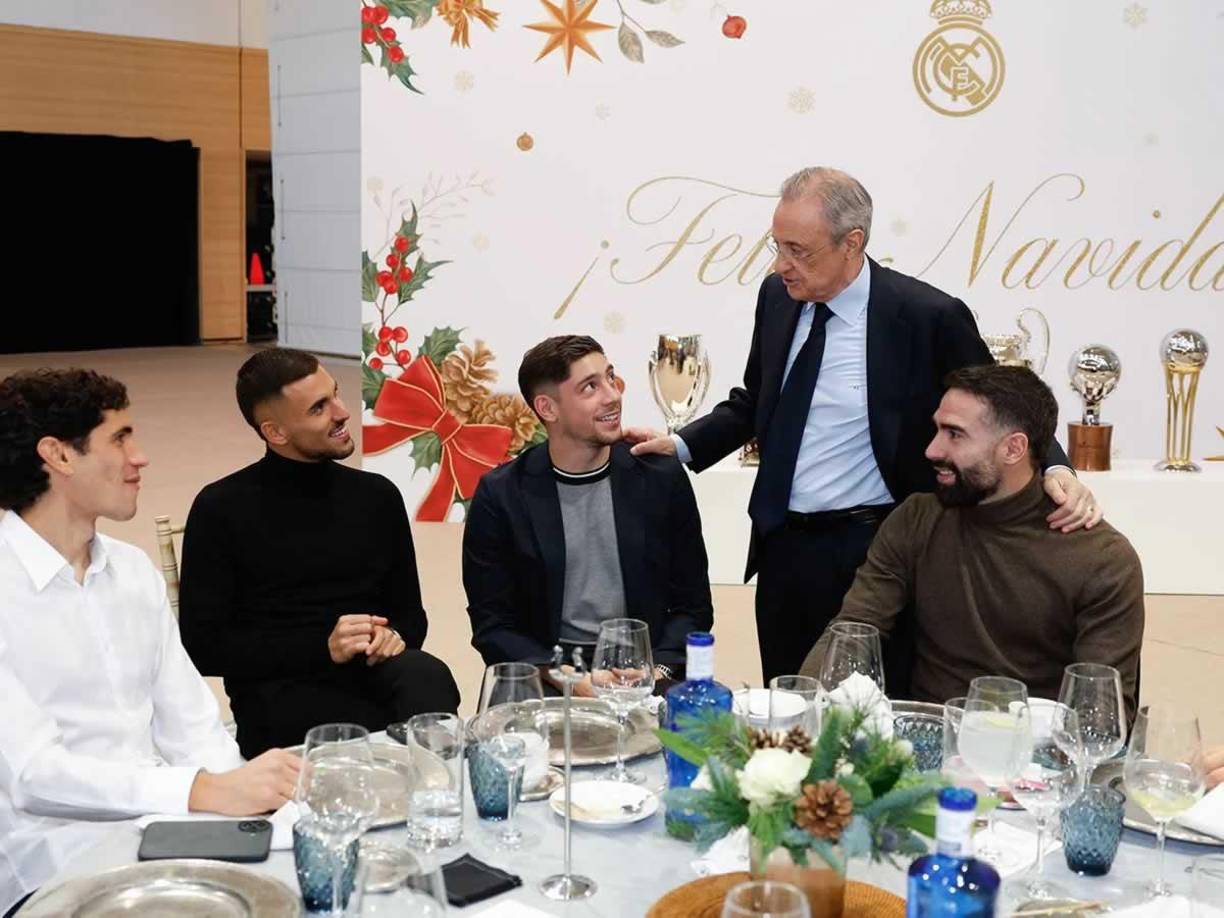 Tras la cena, los entrenadores y jugadores de las primeras plantillas de fútbol y baloncesto, junto a representantes de la Fundación Real Madrid, visitaron a niños hospitalizados y les entregaron regalos.