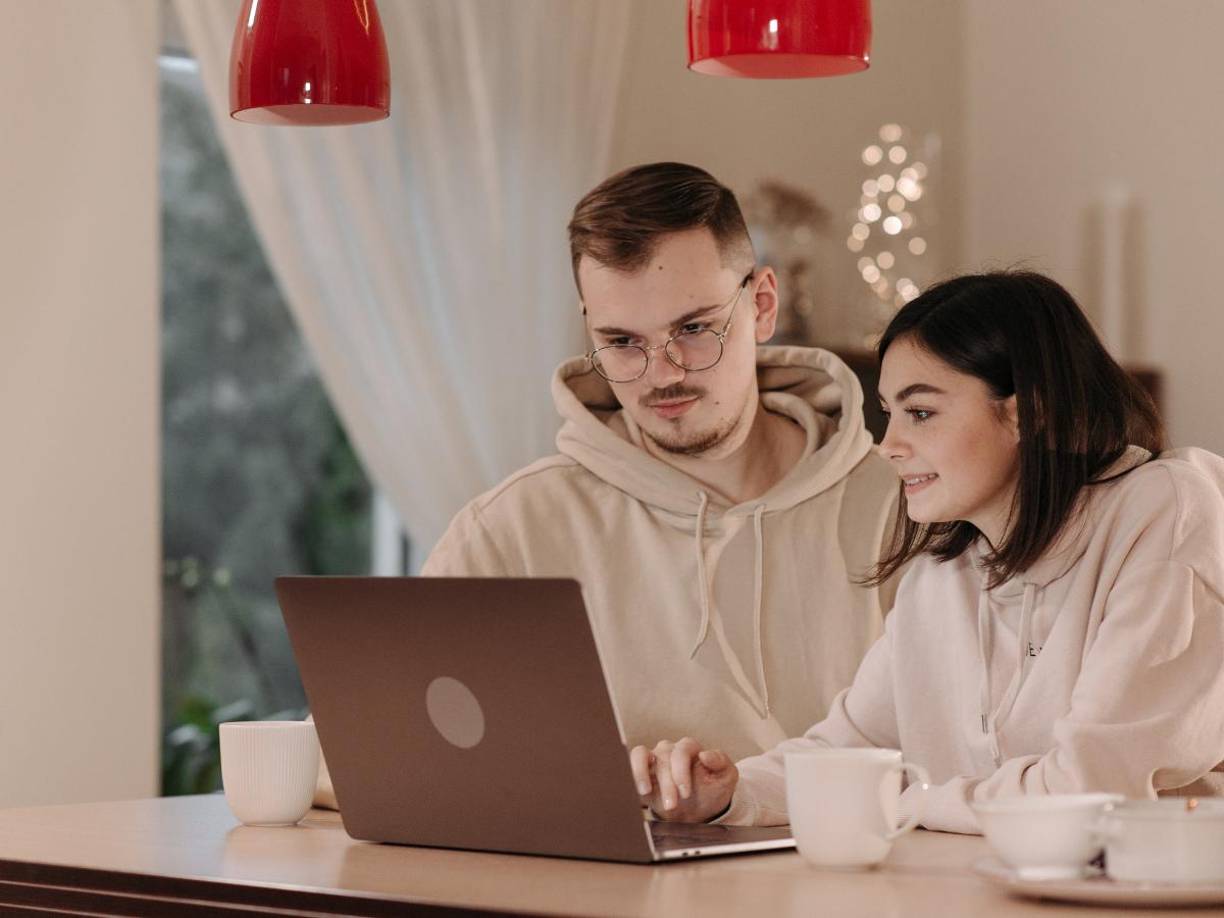 Este proceso es llevado a cabo por el Servicio de Ciudadanía e Inmigración de Estados Unidos (USCIS), quienes recientemente anunciaron un ajuste en las tarifas para varios trámites migratorios, incluyendo la solicitud de ciudadanía. 