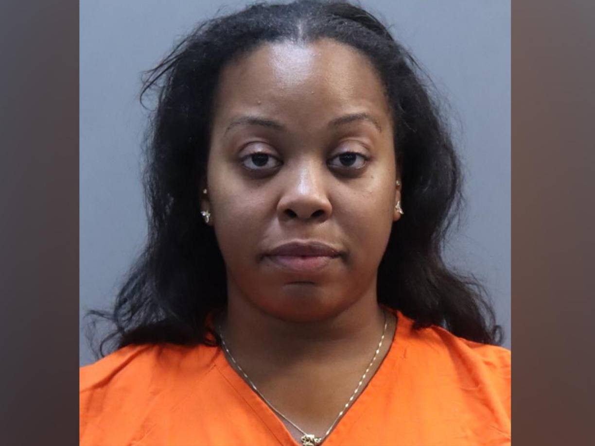 De acuerdo con el informe policial, una testigo escuchó los gritos de la menor cerca de las 2:00 a.m. en la zona de 1601 Northeast 191st Street.