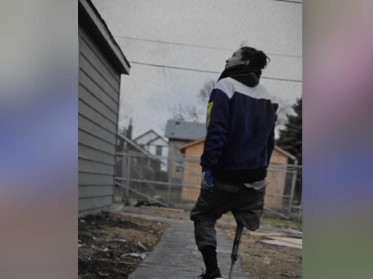 Con el apoyo de muletas y cargando pesados materiales, su desempeño ha sorprendido a quienes lo conocen y le ha valido la admiración de miles en redes sociales.