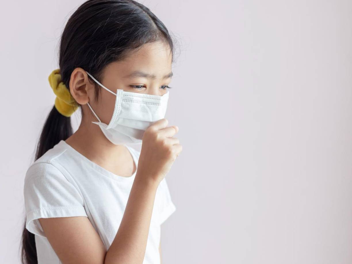 Asimismo, desinfectar regularmente superficies en hogares y escuelas y consultar a un médico si se presentan síntomas como fiebre, erupciones rojizas o hinchazón articular.