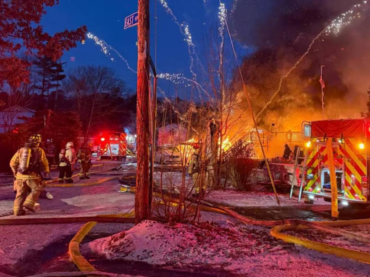 Lo que parecía una tarde tranquila de diciembre en esta localidad se convirtió en un escenario caótico cuando un incendio voraz destruyó dos viviendas y dañó una tercera en East Avenue. 