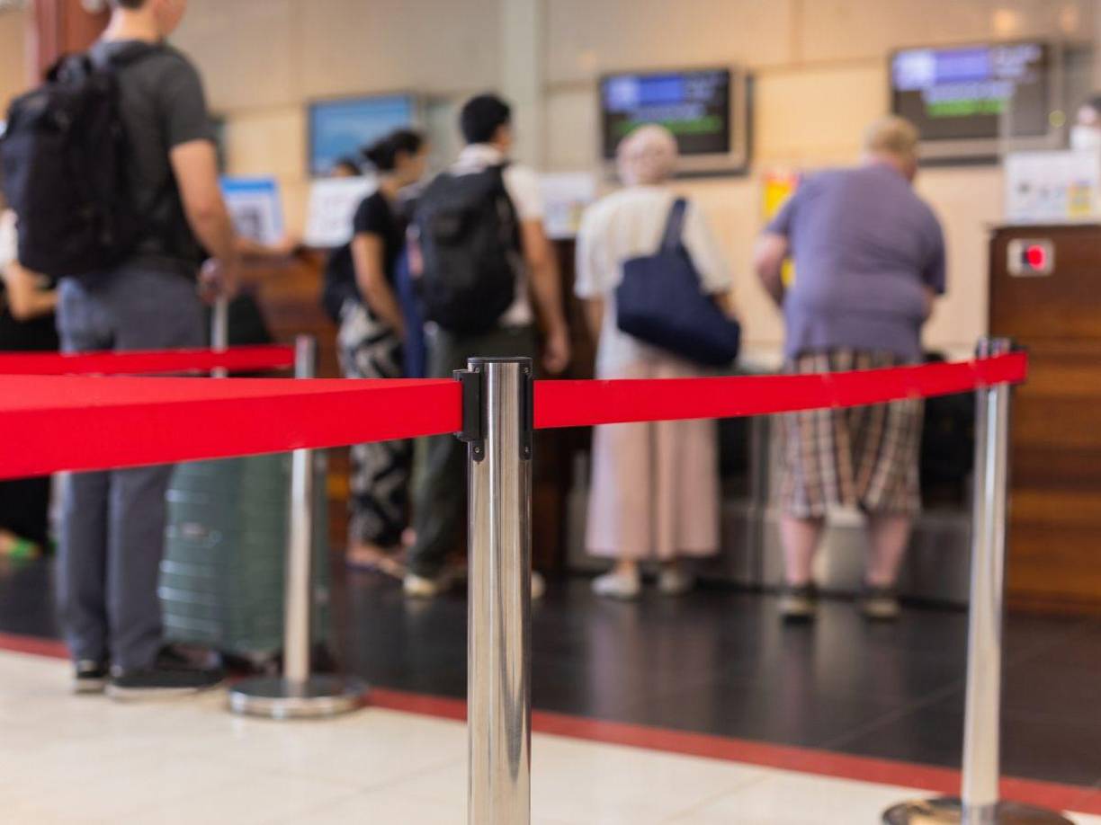 El nuevo “código”prohíbe viajar en los aviones de Spirit Airlines a pasajeros descalzos, los que vistan ropa que deje ver demasiado, expongan a la vista partes íntimas o muestren al aire tatuajes que sean ofensivos, lujuriosos u obscenos, según los medios que se han hecho eco de la noticia, como CNN o el canal KSAT.