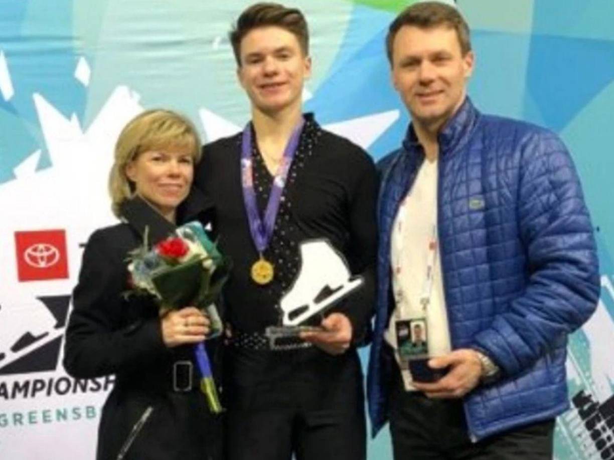 Los padres felicitaron el pasado 28 de enero en sus redes sociales a su hijo por su trabajo, destacando su logro en la competencia de patinaje llevada a cabo en Estados Unidos. 