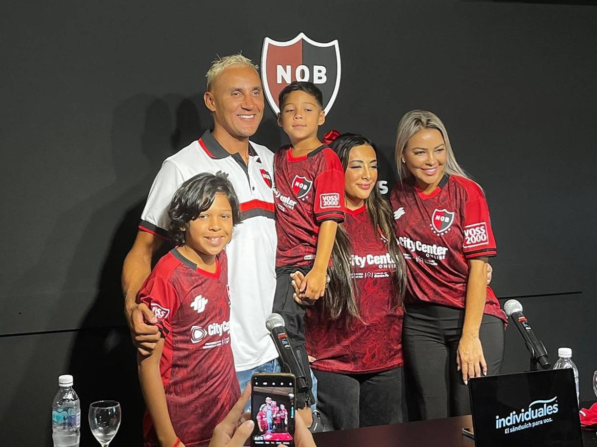 Andrea Salas, la hermosa esposa de Keylor Navas, cautivó en la presentación del portero tico con Newell’s.