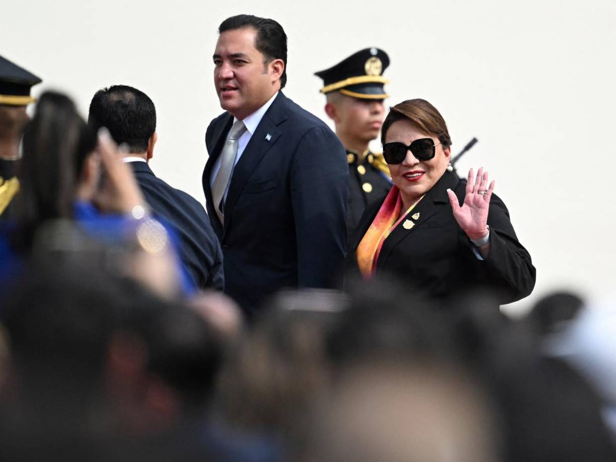 La presidente de Honduras, Xiomara Castro, llegó con su hijo y secretario privado Héctor Zelaya.