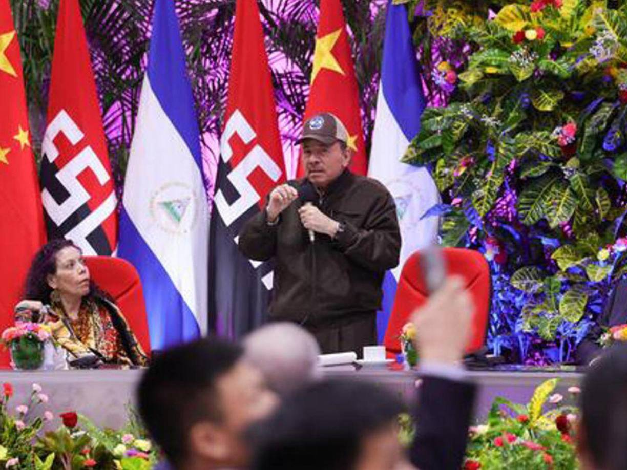 El presidente Daniel Ortega propuso recientemente incluir como símbolo patrio la bandera del Frente Sandinista de Liberación Nacional (FSLN), partido en el Gobierno desde 2007.