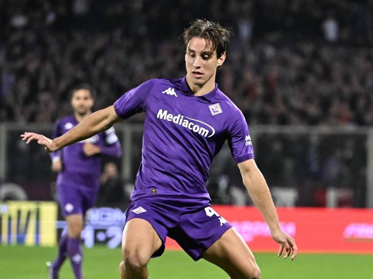 “Fiorentina y el Hospital Universitario Careggi comunican que el futbolista Edoardo Bove, asistido en el terreno de juego tras perder el conocimiento durante el partido Fiorentina-Inter, se encuentra actualmente bajo sedación farmacológica y hospitalizado en cuidados intensivos”, informó Fiorentina en el primer comunicado que emitió domingo.