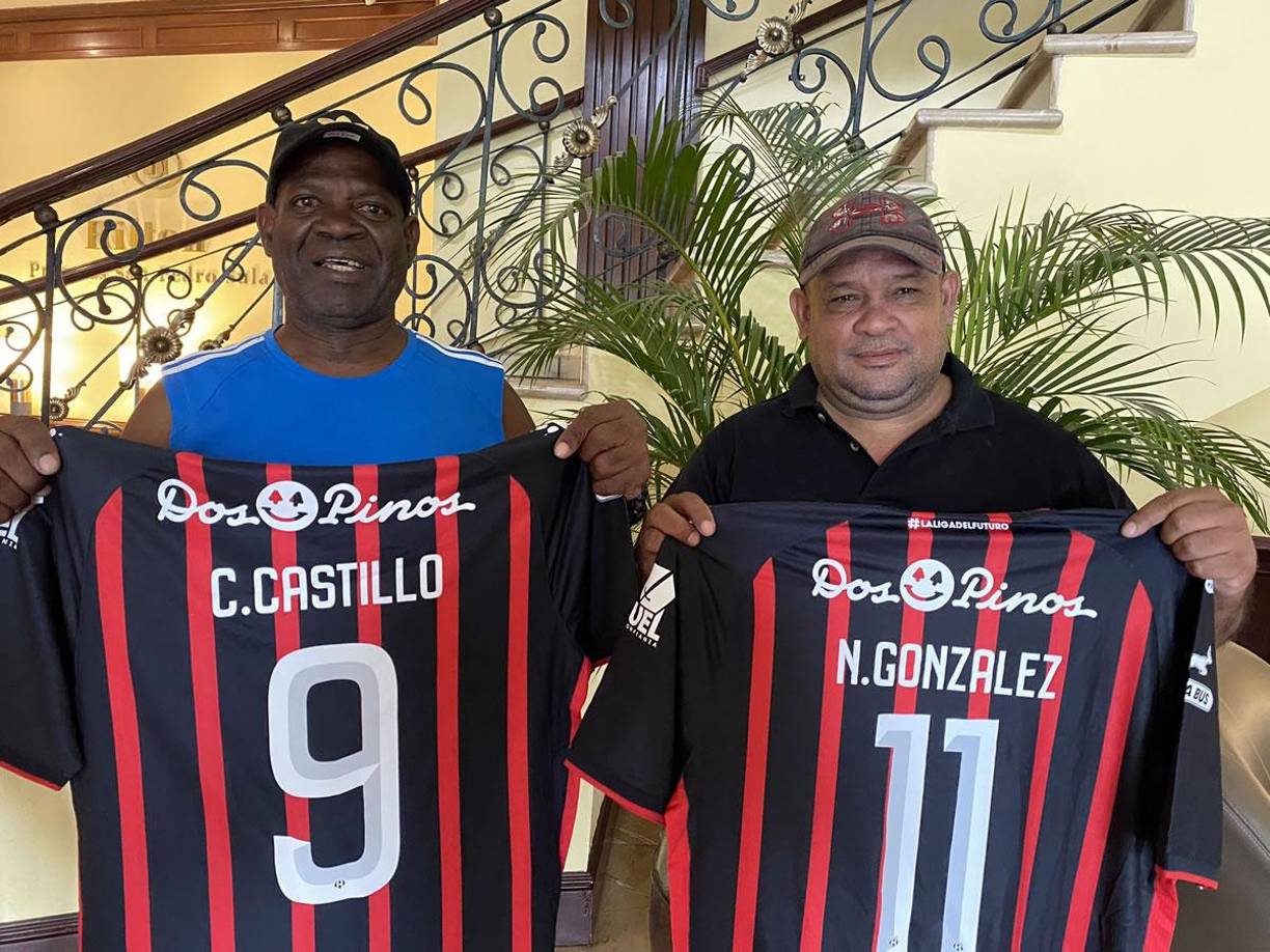 El Alajuelense también le regaló camisetas con sus nombres Ciro Castillo y Nahaman González, catrachos que jugaron en el club rojinegro en la década de los 90.