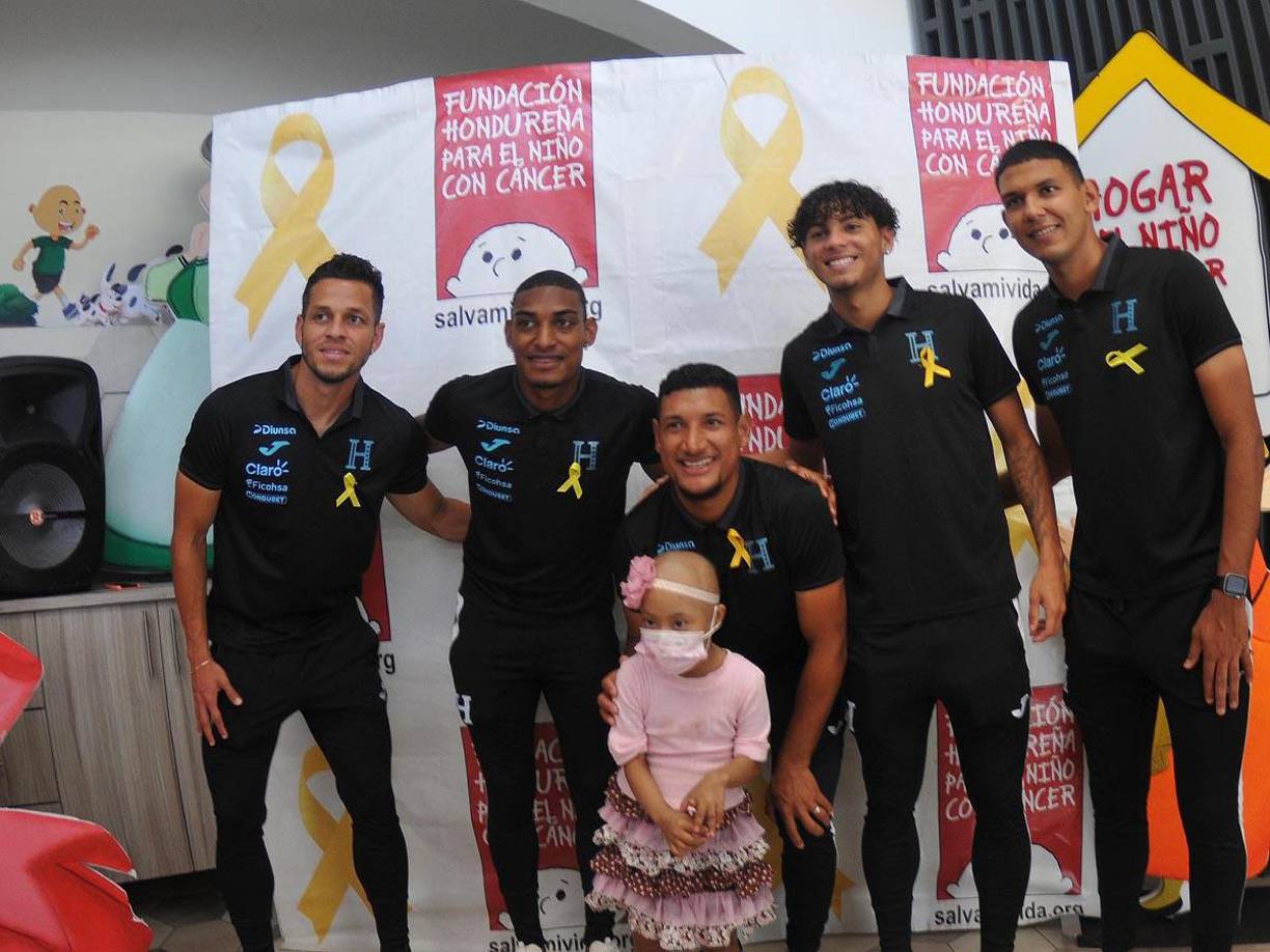 Marcelo Santos, Joseph Rosales, Bryan Acosta, David Ruiz y Luis Vega posaron con una guerrera.