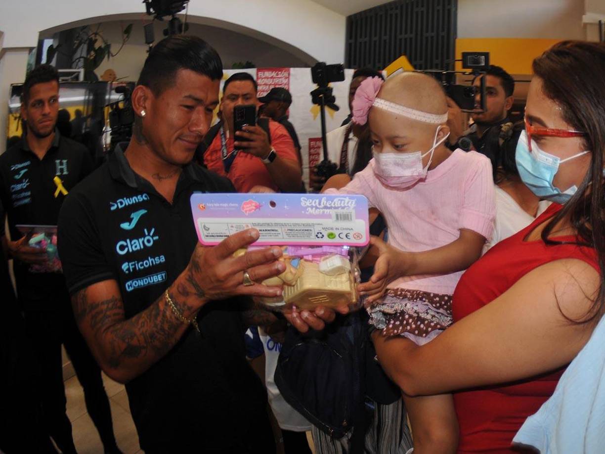 Momento donde Iván López le entrega un obsequio a una pequeña de la Fundación.