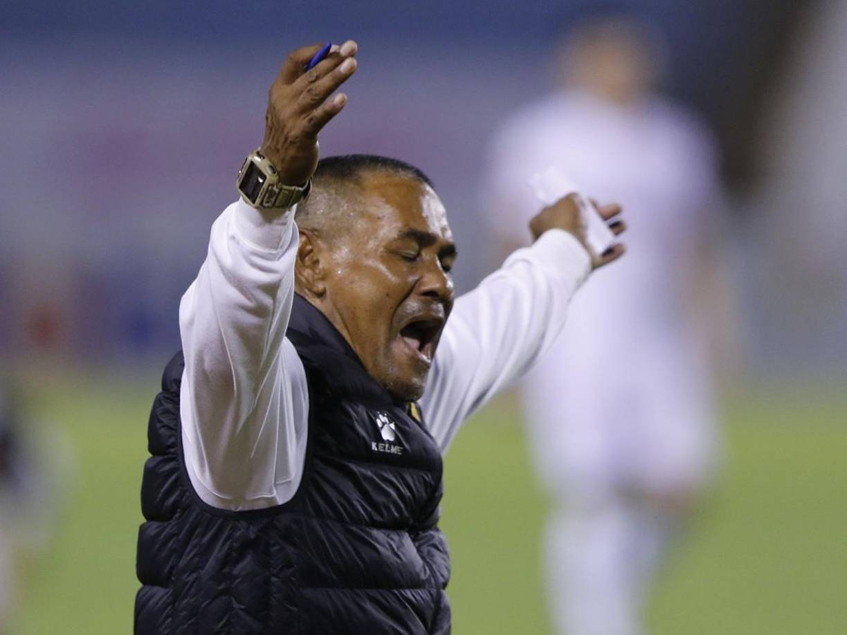 José Valladares, DT del Real España, y su decepción tras perder el clásico ante Olimpia. 