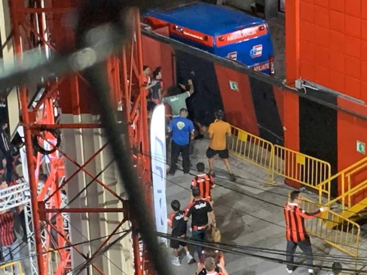 Aficionados radicales del Alajuelense hicieron destrozos por todo el estadio.