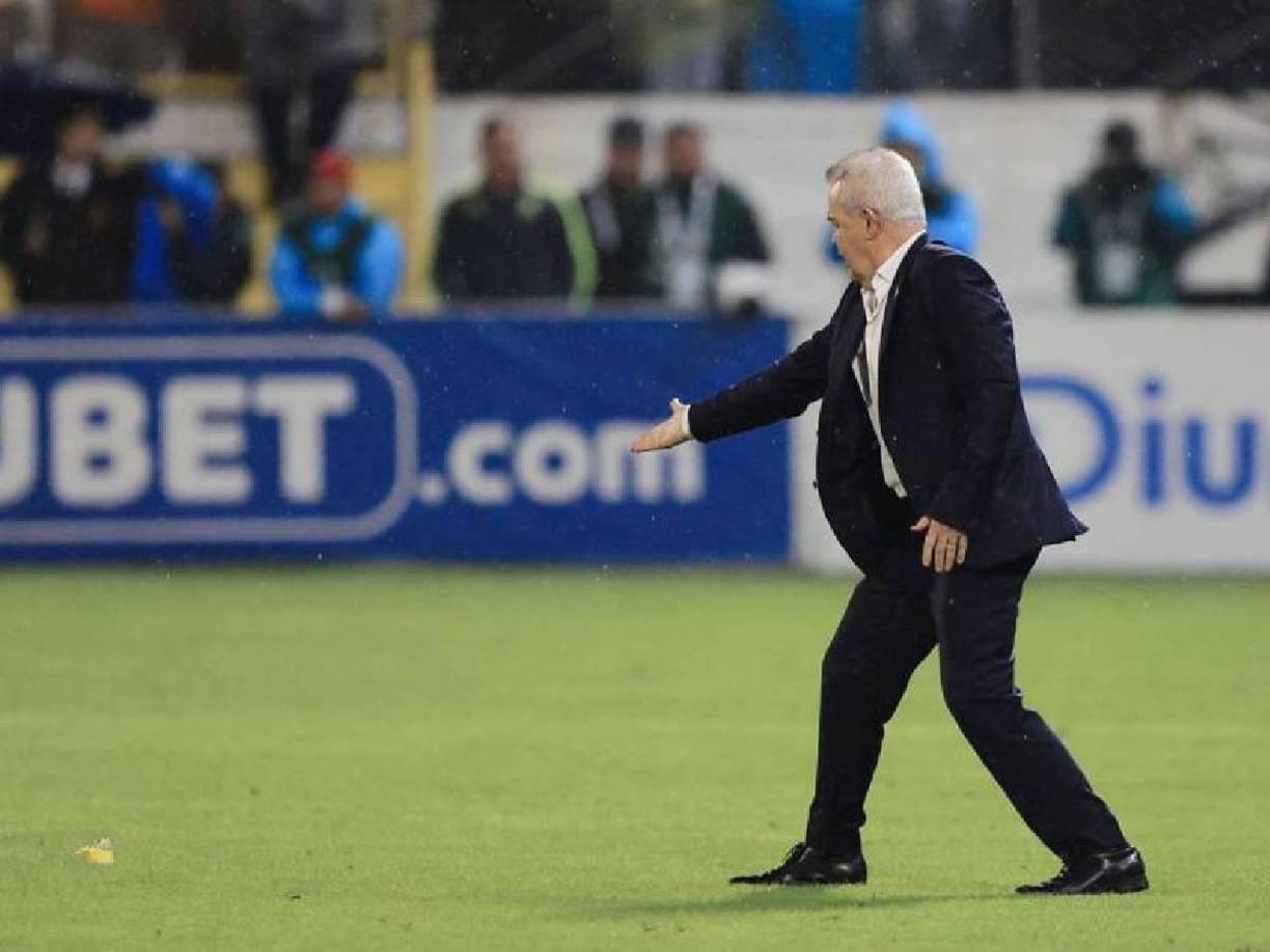 En el primer tiempo del partido, Javier ‘Vasco‘ Aguirre se metió a la cancha por el lanzamiento de algunos objetos de aficionados hondureños.