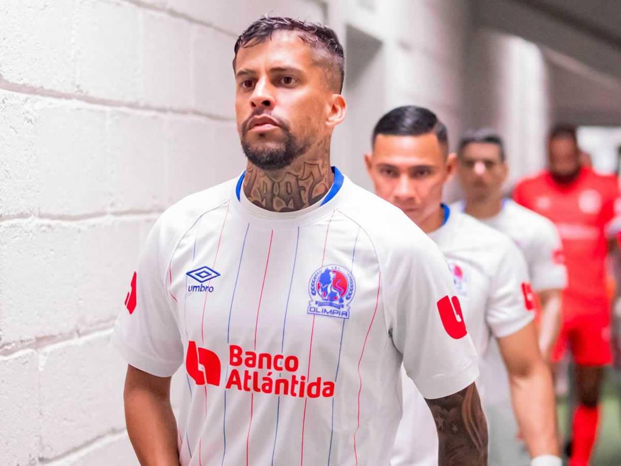 Gabriel Araújo - Es uno de los futbolistas que su continuidad en Olimpia estaba en duda, pero este día, el brasileño arribó el país para prepararse para el Clausura 2025. “Las expectativas son muy grandes con un nuevo cuerpo técnico y a darlo todo como siempre. No he hablado con nadie, y voy a trabajar. Todo es nuevo, cuerpo técnico, cosas nuevas pero vamos a trabajar para dar lo mejor”.