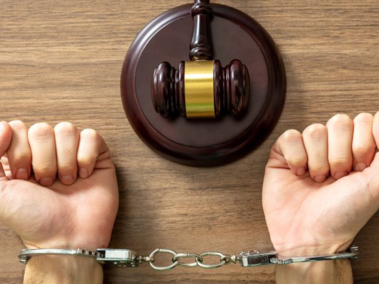 6. Cuando uno de los padres comete delito contra el otro y es condenando mediante sentencia