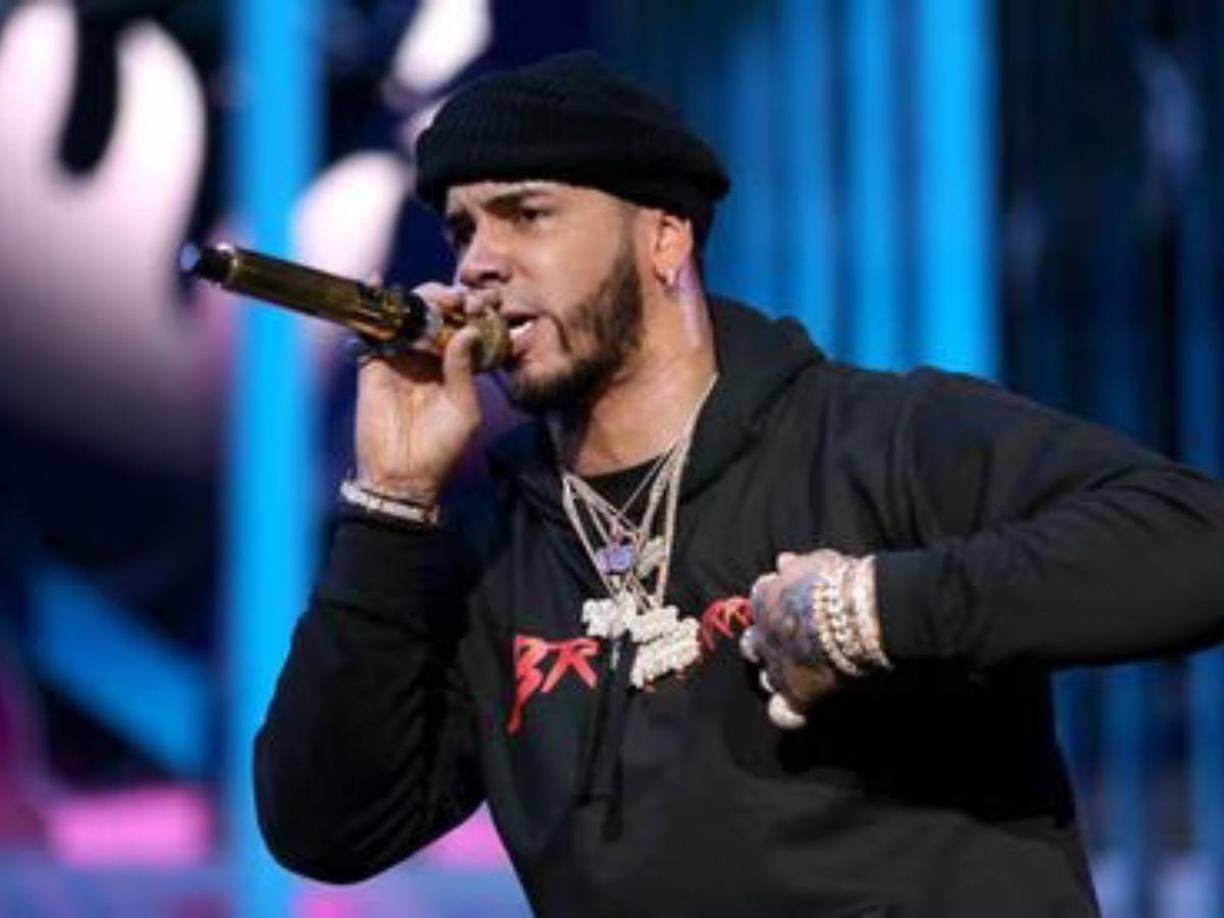 En el mensaje compartido por el artista a través de sus redes sociales, dio a entender que debido a esta operación se debería suspender todo lo que tenía programado, ya que en un inicio tenía planeado salir dentro de dos semanas, pero ahora será por un tiempo indefinido.