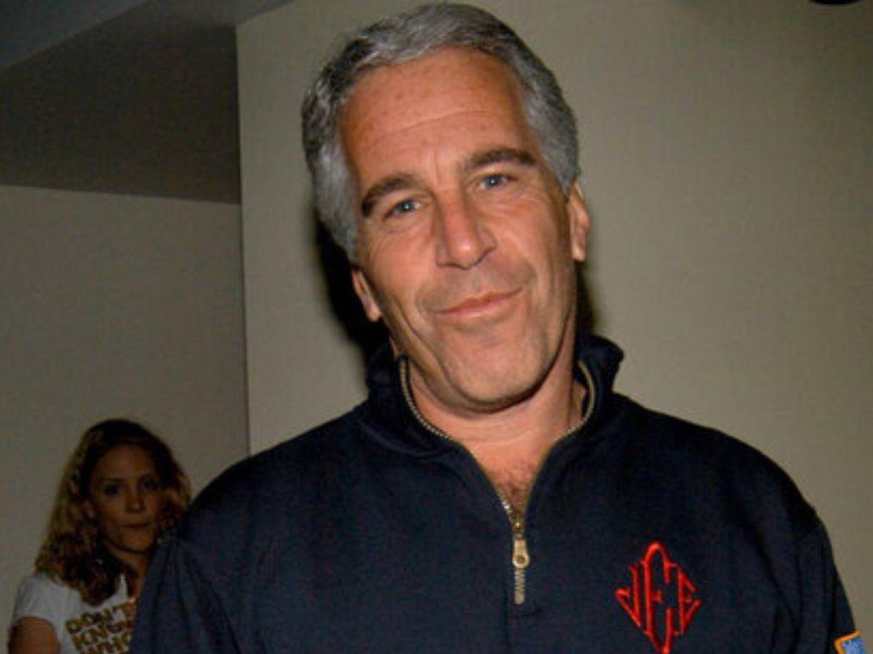 En los documentos, en los que están consignados los testimonios de varias de las víctimas de este hombre, aparecen mencionados nombres de importantes personalidades de la farándula, políticos influyentes y poderosos empresarios que solían compartir con Epstein en estos encuentros clandestinos organizados por él y su esposa, Ghislaine Maxwell, quien fue condenada por estos hechos a 20 años de prisión, el 28 de junio de 2022.