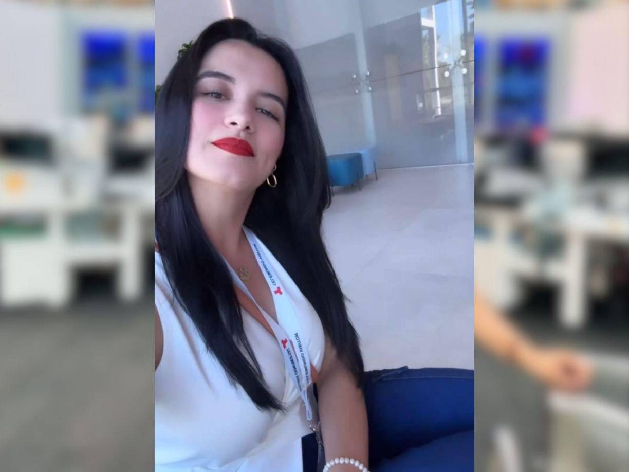 La también influencer presumió en sus historias de Instagram portando el gafete de la reconocida televisora internacional. 