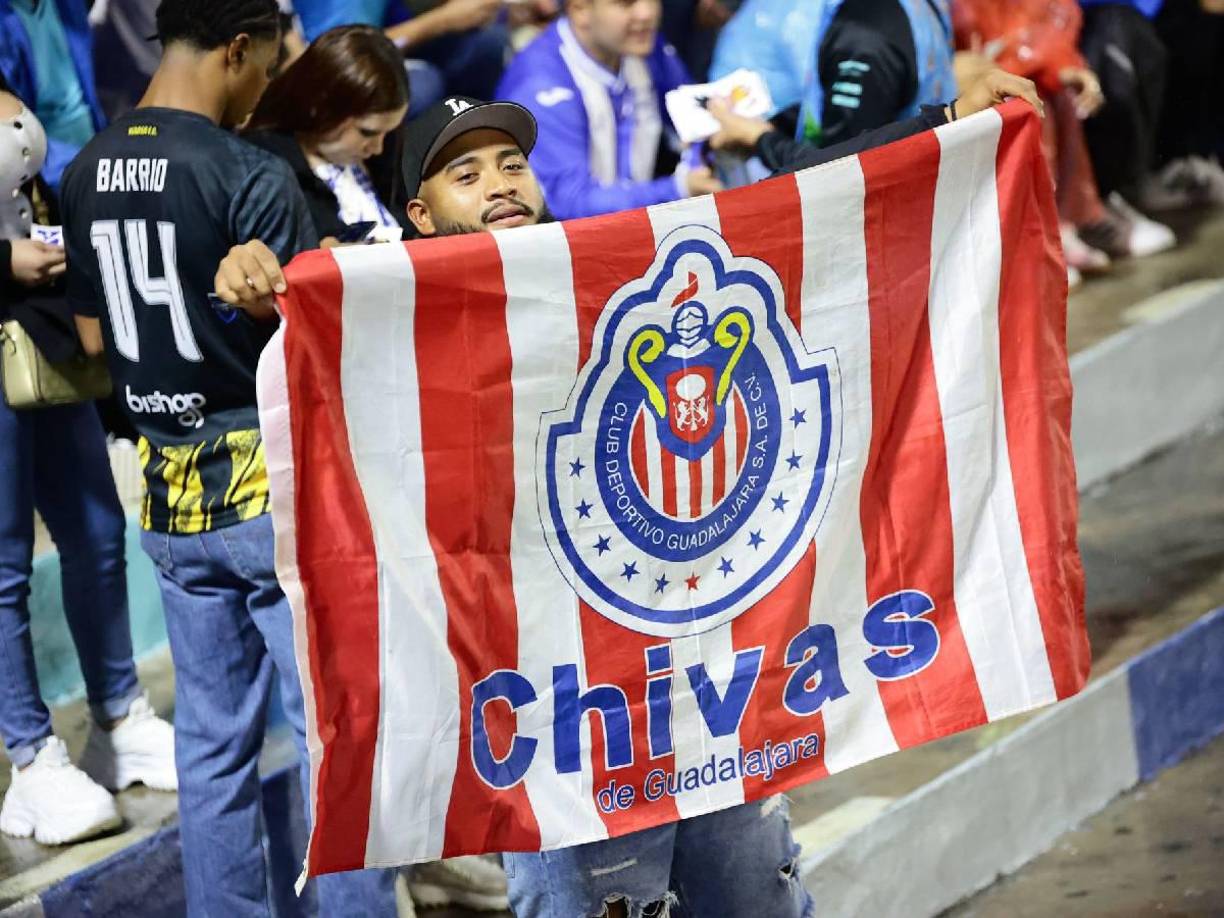 Un ‘infiltrado’. El aficionado de Chivas de la Liga MX que mostró la bandera del equipo.