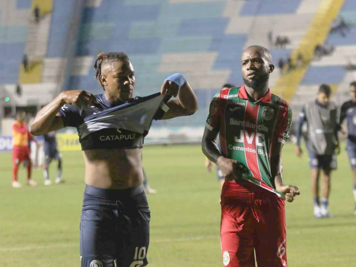 Yeison Mejía y Gerson Chávez intercambiaron camisetas al final del partido.