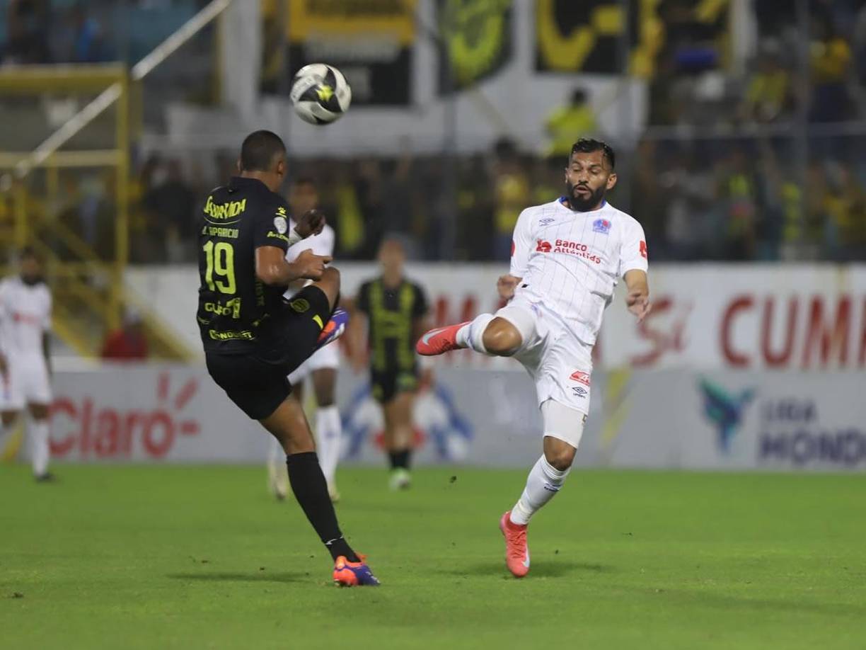 Esta patada de Daniel Aparicio sobre Jorge Álvarez empezó el zafarrancho en el Clásico entre Real España vs Olimpia.