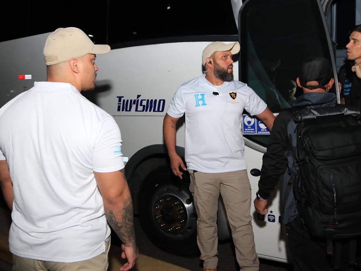 Los guardaespaldas estuvieron atentos en cada detalle de la llegada de la selección de Honduras a Tegucigalpa.