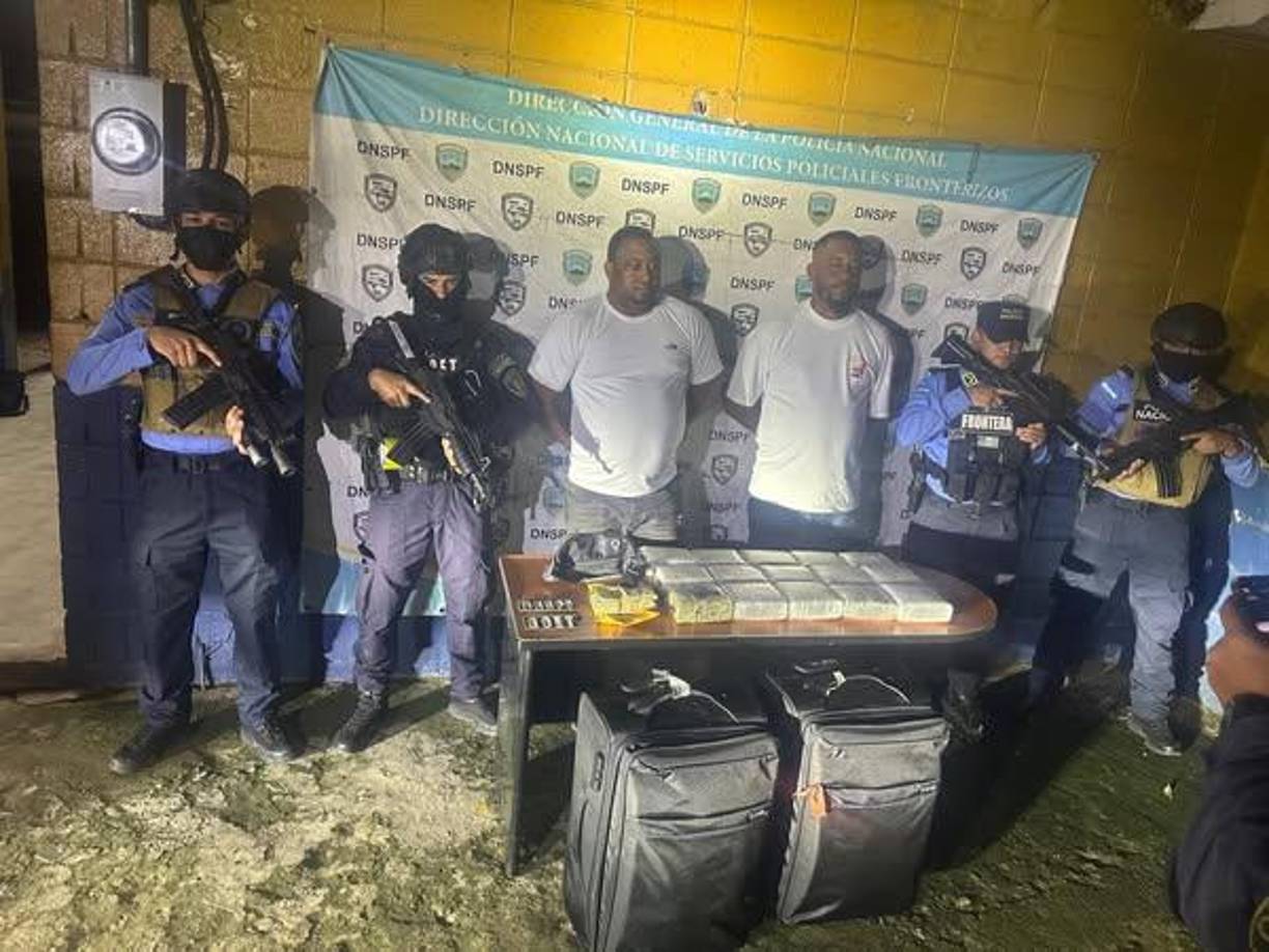 Los detenidos de las edades de 37 y 42 años. Sus identidades no fueron reveladas.